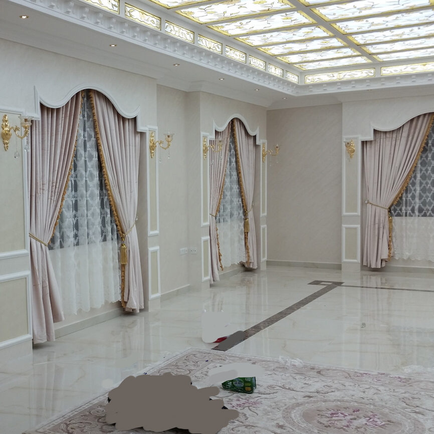 ستارة Majestic Duo بتصميم مزدوج تجمع بين قماش التعتيم والشيفون، مزودة بحواف زخرفية ومصمّمة حسب الطلب