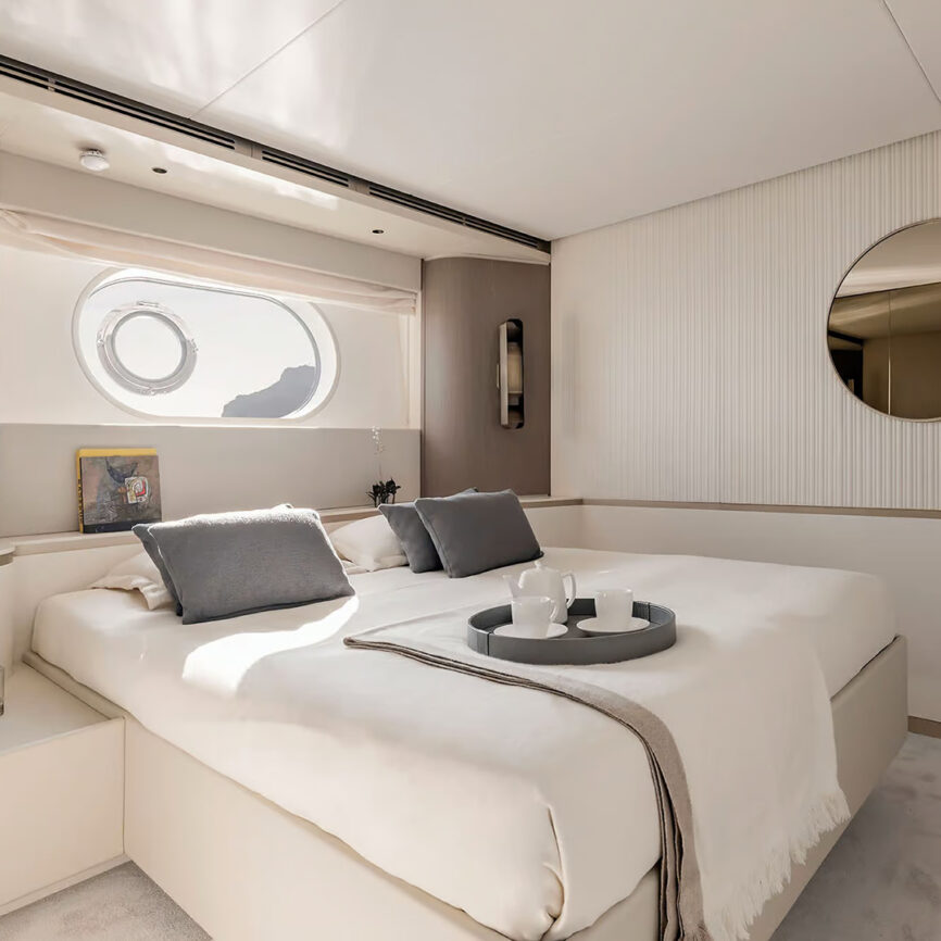 Custom yacht bed cover in marine-grade fabric tailored to 180x200 cm, showcased in an upscale sleeping cabin