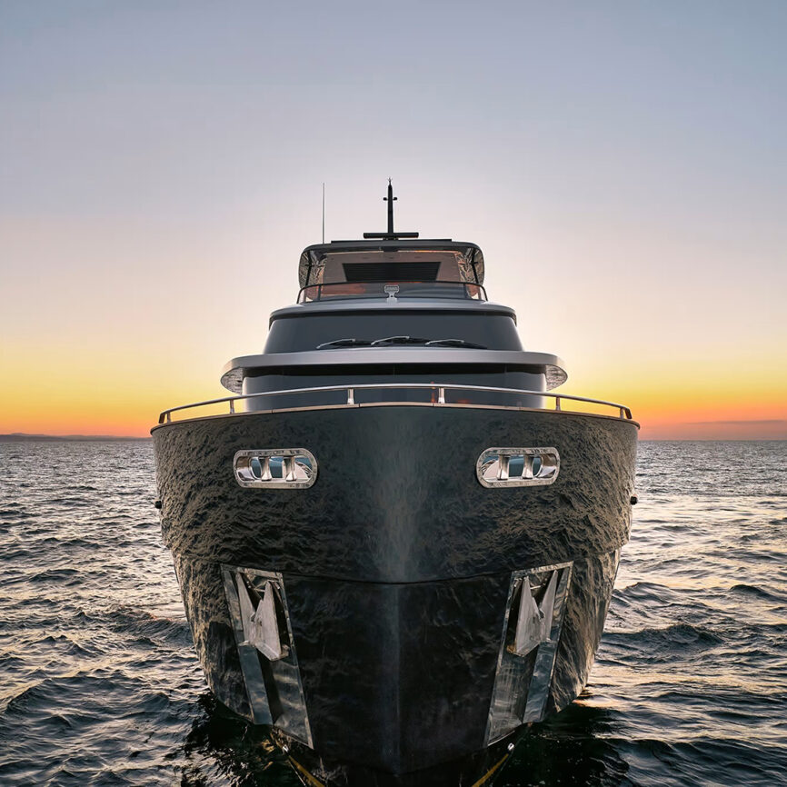 Custom yacht bed cover in marine-grade fabric tailored to 180x200 cm, showcased in an upscale sleeping cabin