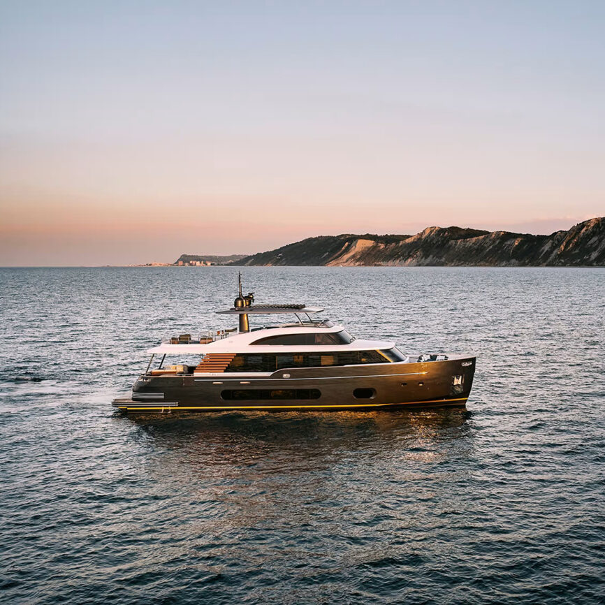 Custom yacht bed cover in marine-grade fabric tailored to 180x200 cm, showcased in an upscale sleeping cabin