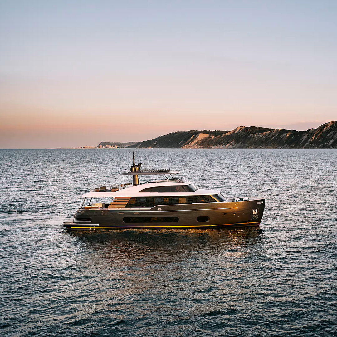 Custom yacht bed cover in marine-grade fabric tailored to 180x200 cm, showcased in an upscale sleeping cabin
