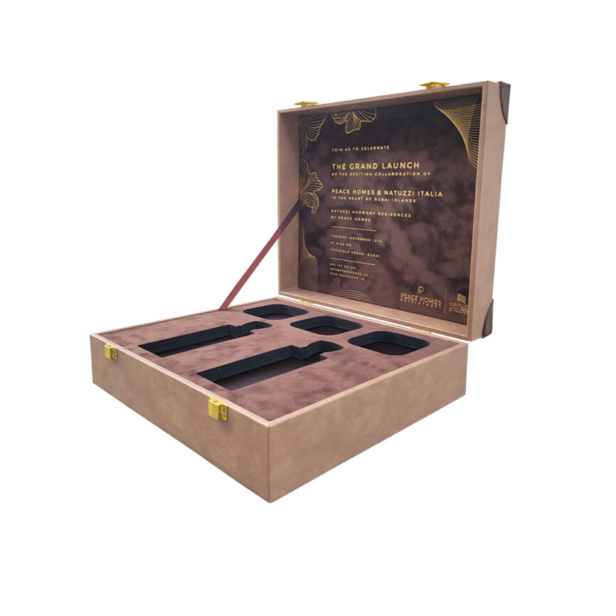 Dubai Grandeur Fragrance Case – A luxury leather box with gold accents, designed for premium fragrance storage and customization. High-end craftsmanship with elegant branding possibilities.